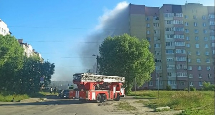 Срочная новость: прямо сейчас в Калининграде горит дом рядом с Понартской (ВИДЕО)