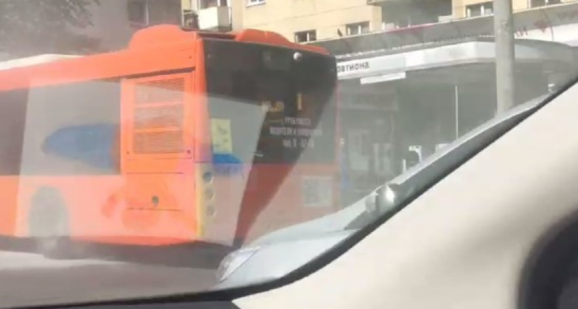Транспорт-то оказался с нюансами: что случилось с автобусом на Ленинском проспекте в Калининграде (ВИДЕО)
