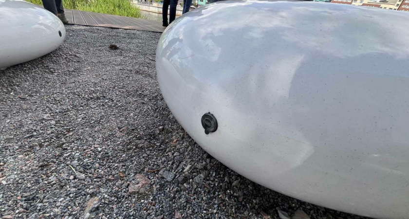 В новом сквере у Высокого моста в Калининграде установили  функциональные скамейки