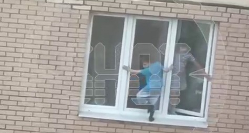 Гуляющий по «лезвию». В сети появились жуткие кадры с мальчиком на карнизе в российском регионе (ВИДЕО)