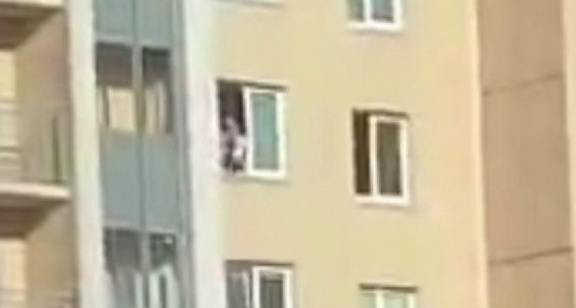 Вывесил малышку головой вниз из окна: жуткие кадры с места происшествия и последствия (ВИДЕО)