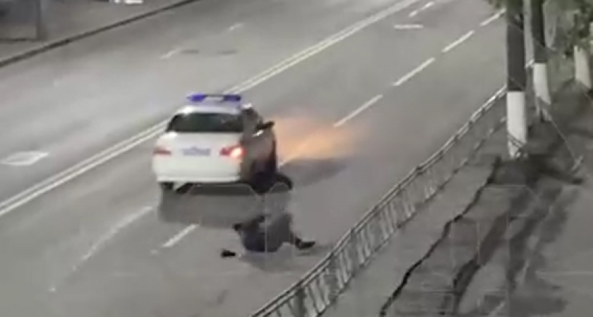 В Уфе полиция спасла мужчину от пьяных хулиганов, но лишилась патрульной машины (ВИДЕО)