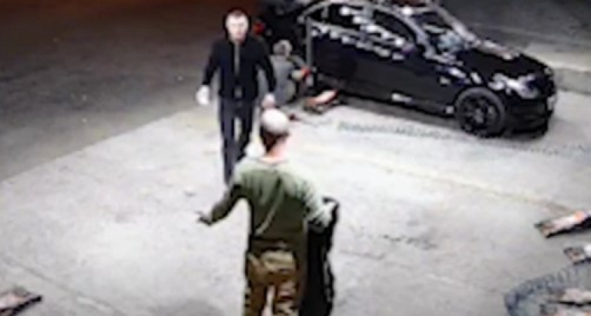 Купил Мерседес, а потом чуть не убил механика: как в Калининграде агрессивный мужчина решил выразить свое недовольство (ВИДЕО)