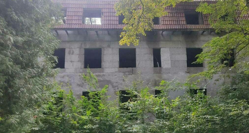 Прокуратура вынесла решение по случаю падения калининградского школьника в заброшенном здании