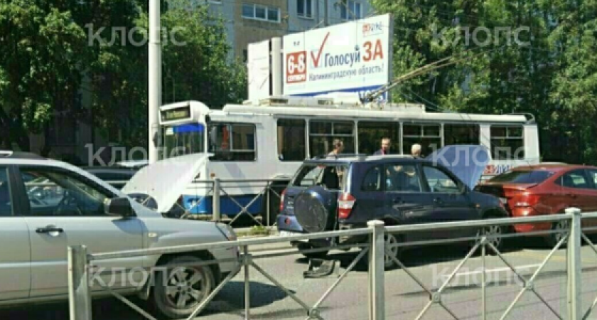 Тройное столкновение на улице Горького: движение парализовано