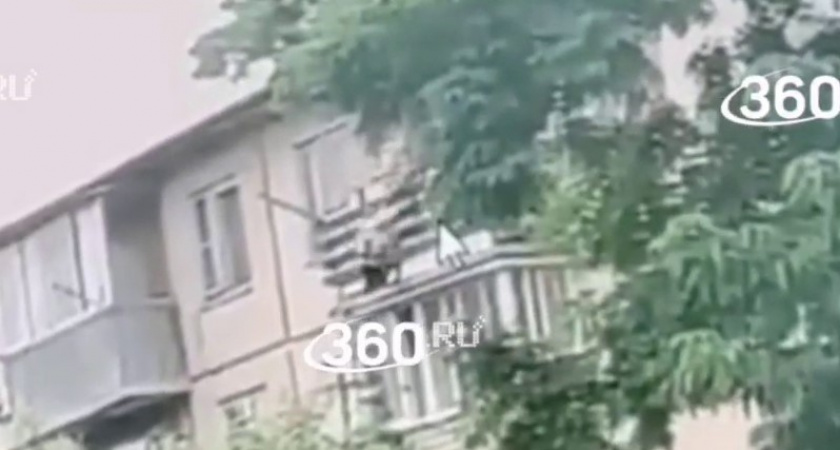 Затащил на балкон, чтобы «помочь» сыну. В сети появились страшные кадры того, как россиянин избавился от своей тещи (ВИДЕО, ЖУТКИЕ КАДРЫ)