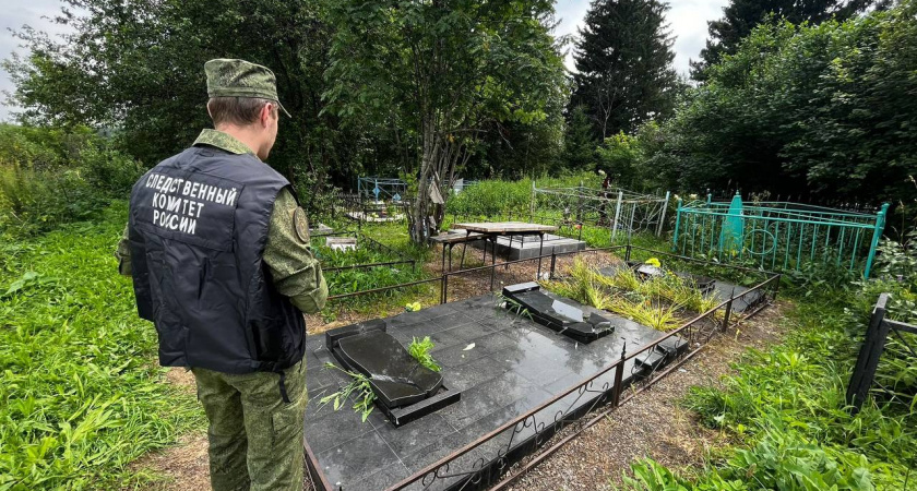 Более 160 надгробий и памятников были разгромлены на кладбище в Кемеровской области. Так «пошалили» двое подростков (ВИДЕО)