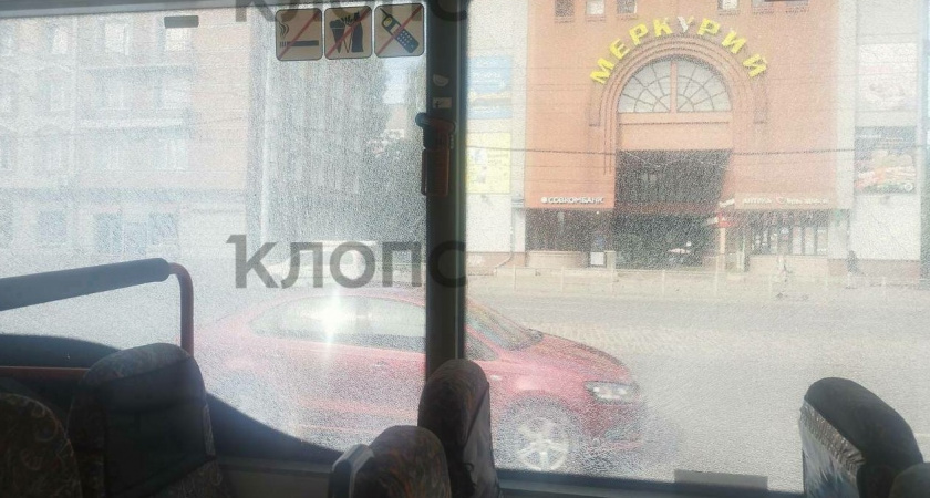 ЧП в Калининграде: в центре города неизвестные открыли огонь по автобусу. Подробности