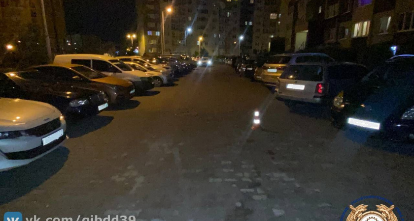 В Ленинградском районе во дворе жилого дома 8-летний ребенок попал под колеса автомобиля