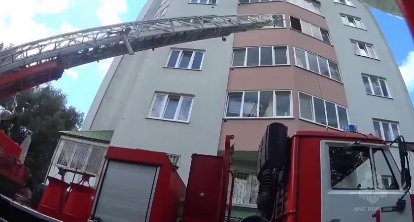 Закрыла маму и ушла спать. В сети появились кадры спасения калининградки, которую на балконе заперла собственная дочь (ВИДЕО)