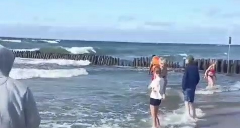 Море есть, лето пришло, но природа против. На каких пляжах в Калининградской области сегодня получится искупаться (ВИДЕО)