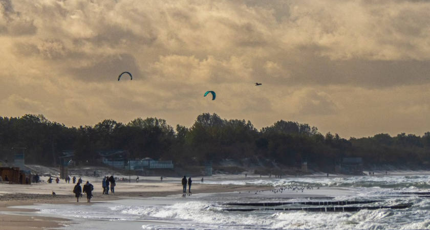 Погода и море позволяют: на каких пляжах в Калининградской области сейчас можно спокойно купаться