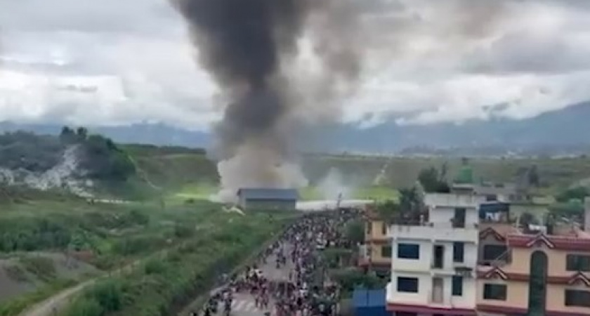Рухнул прямо в аэропорту. В сети появились кадры крушения пассажирского самолета в Непале (ВИДЕО)