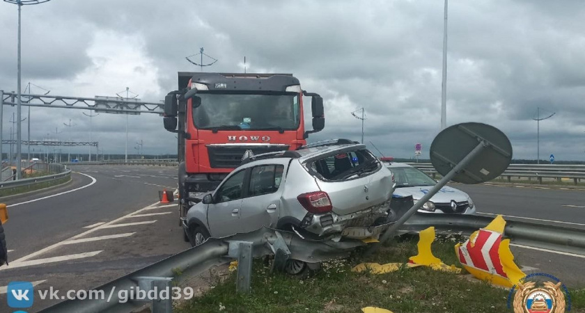 Не уступил дорогу: авария с Renault и грузовиком на окружной, пострадал подросток