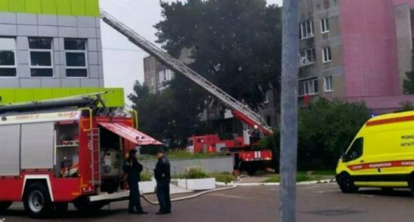 Пожар в гурьевском супермаркете: посетители и персонал эвакуированы, причины выясняются
