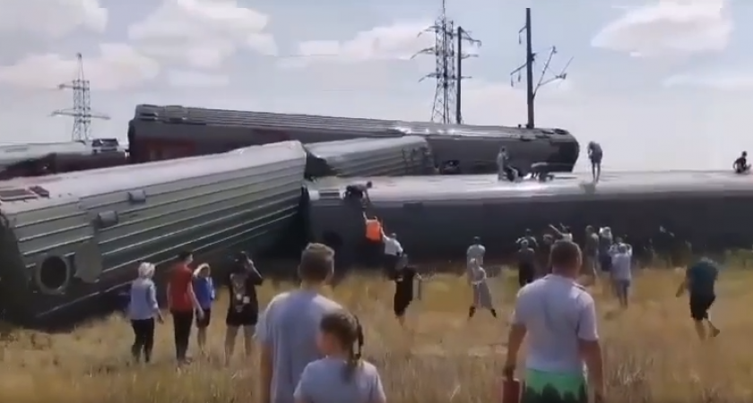 Грузовик с долгами и штрафами из Калининграда: появились новые подробности столкновения КАМАЗа с поездом Казань – Адлер