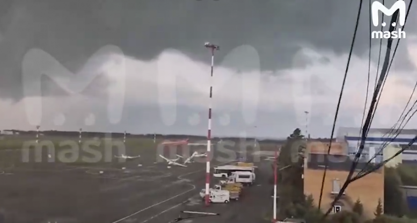 Смерч в Бегишево: самолёты и вертолёты разбросаны, аэропорт напоминает фильм-катастрофу