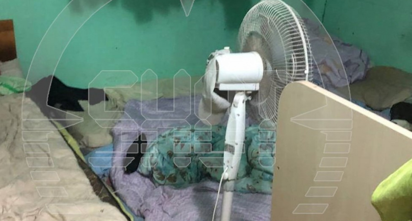 Полицейские зашли в помещение и ужаснулись: в сети появились жуткие кадры из общежития для мигрантов в столице (ВИДЕО)