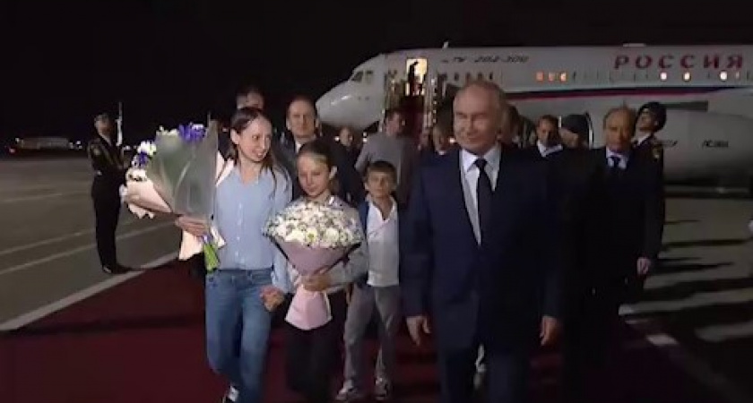 Как Владимир Путин лично встретил россиян, вернувшихся из стран НАТО после обмена. Кадры из аэропорта (ВИДЕО)
