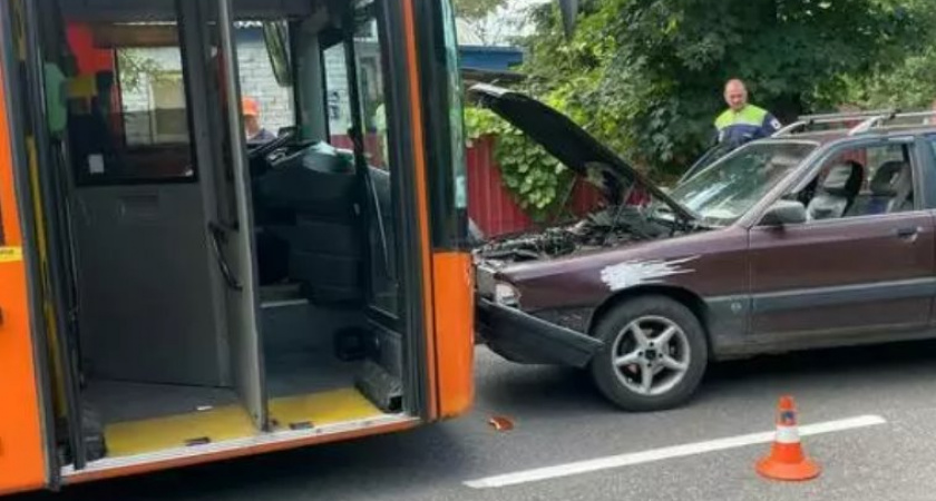 Потеря сознания водителя автобуса стала причиной аварии на улице Лейтенанта Калинина