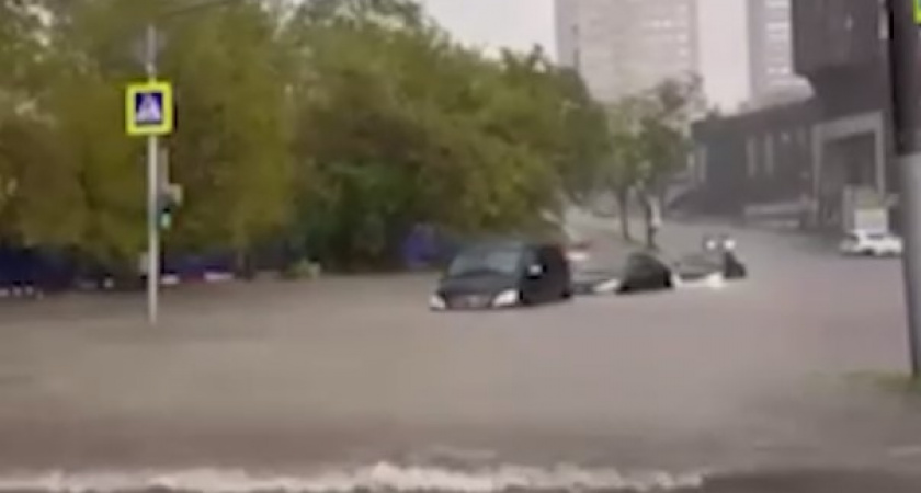 Столица уходит под воду: что сейчас творится в Москве из-за мощного дождя и града (ВИДЕО)