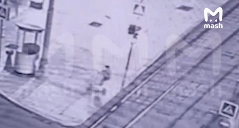 В Екатеринбурге пьяный мужчина на самокате получил смертельные травмы, но от госпитализации отказался (ВИДЕО) 