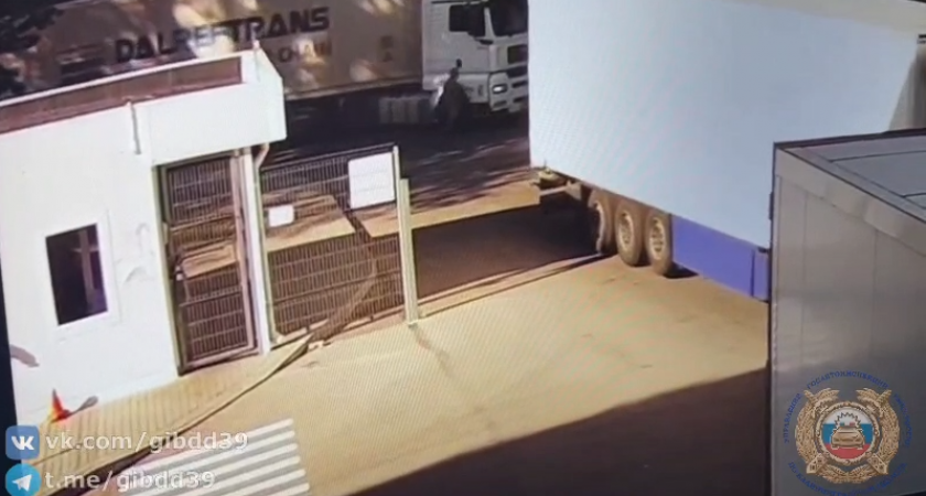 Опасный поворот: велосипедист попал под колеса фуры в Советске (ВИДЕО)