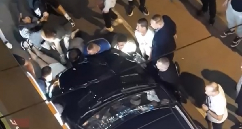 Появились кадры, как толпа прохожих вытаскивает из под машины пострадавшую в ДТП на Черняховского (ВИДЕО) 