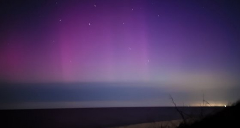 Морское заиграло красками полярного сияния: незабываемое зрелище на Куршской косе
