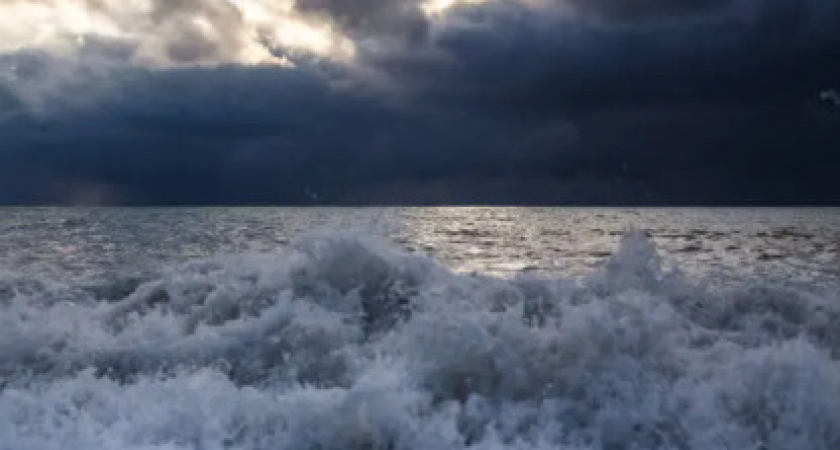 Балтийское побережье накрыл шторм: купаться разрешили только в одном месте.