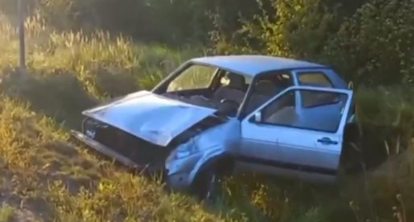 Роковой поворот: Volkswagen вылетел в кювет на трассе Калининград-Полесск (ВИДЕО)