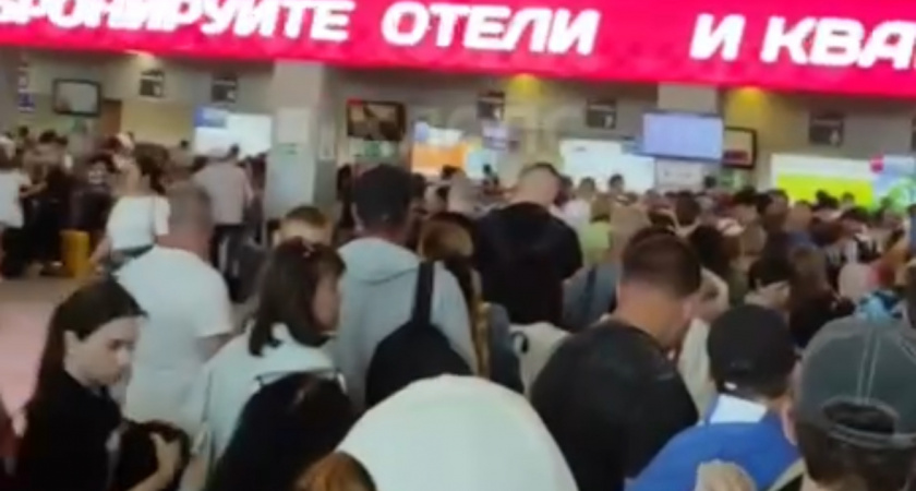 Коллапс на стойках регистрации в Храброво: из-за большого количества людей происходит конфликт и давка (ВИДЕО)