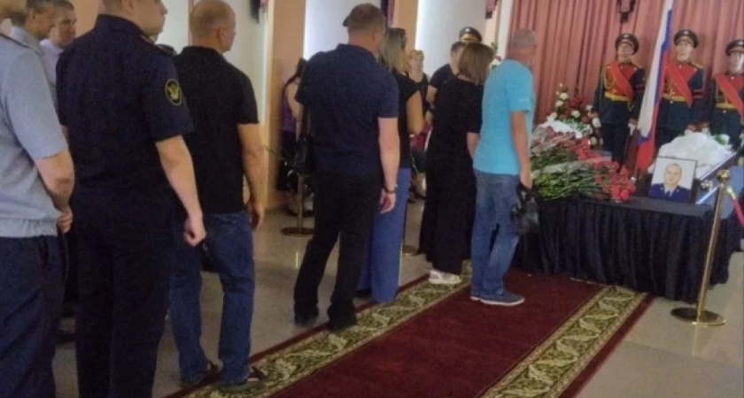В Волгограде прошла церемония похорон сотрудников ИК-19, которые погибли во время захвата заложников