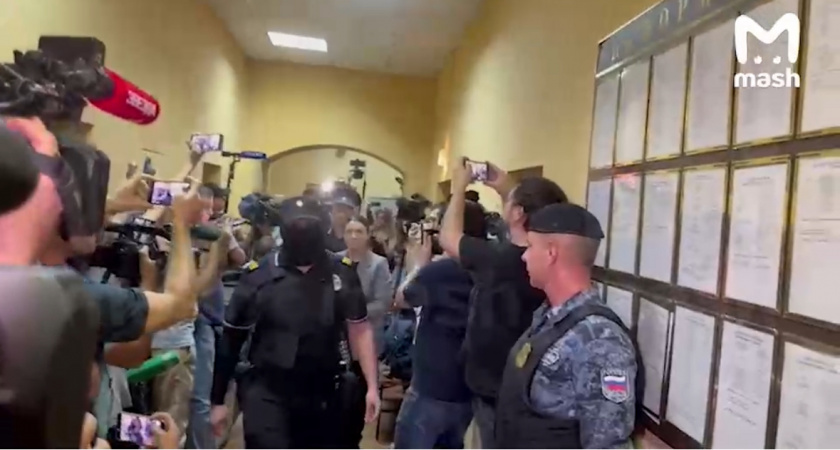 «Всем встать, суд идет!». В Москве началось первое слушание по уголовному делу против Елены Блиновской (ВИДЕО)