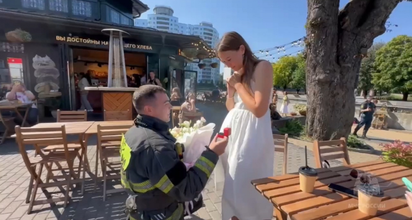 «Она сказала Да!» сотрудник МЧС сделал романтичное предложение своей невесте (ВИДЕО) 