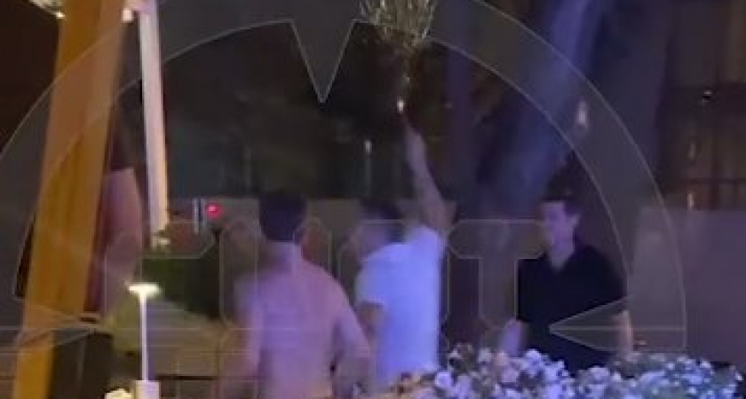 Вечерний кошмар в центре Москвы: дебошир с пистолетом сеет панику (ВИДЕО)