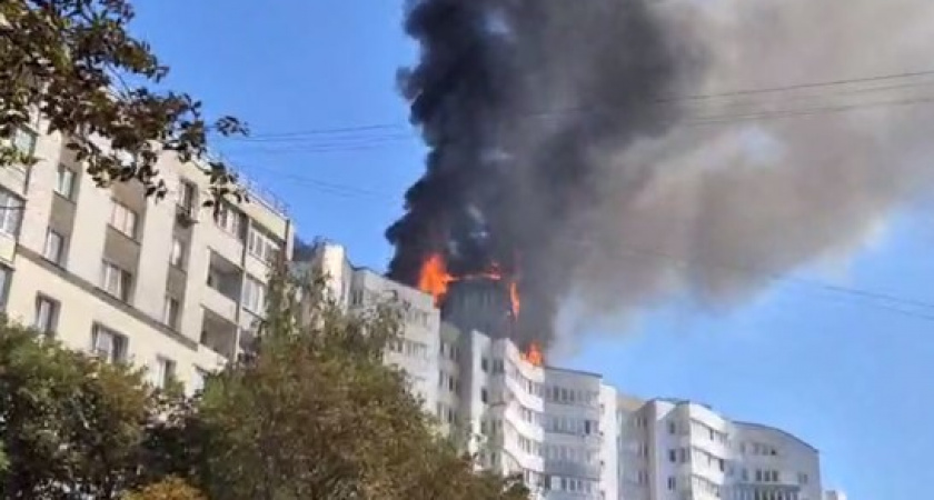 Срочная новость: напротив Рыбной Деревни в Калининграде полыхает многоэтажка (ВИДЕО)