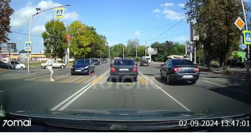 На Киевской девушка попала под колеса автомобиля (ВИДЕО)