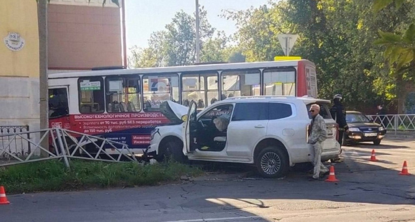 Влетела в автобус прямо на перекрестке: появились подробности жуткой аварии с участием российского депутата в Ярославской области (ВИДЕО)