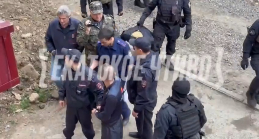 Самосуд во время следственного эксперимента: отец убитой хотел зарезать обидчика дочери