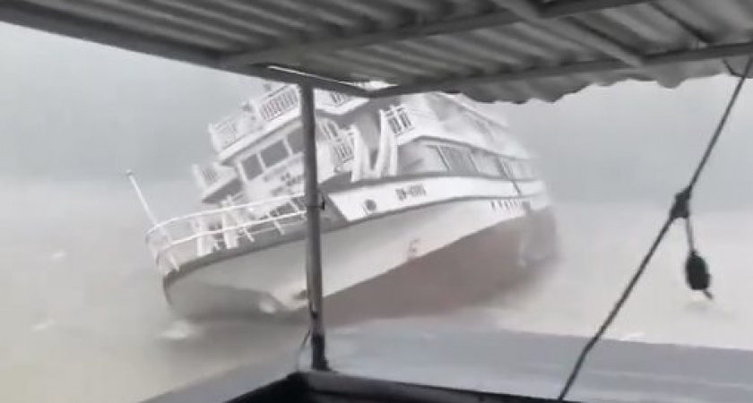 Смертоносный вихрь: В сети появилось видео того, как тайфун "Яги" уносит жизни и разрушает инфраструктуру Вьетнама