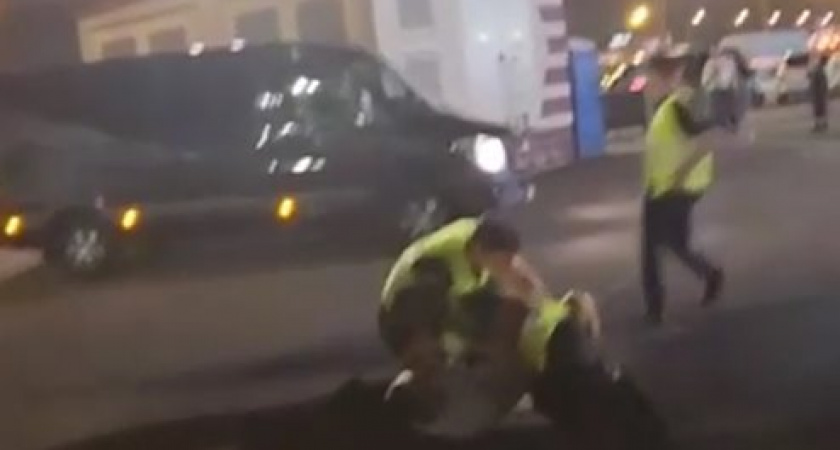 Завирусилось видео безуспешного штурма автомобиля: Как пьяный фанат сражался против охраны группы «Корни»