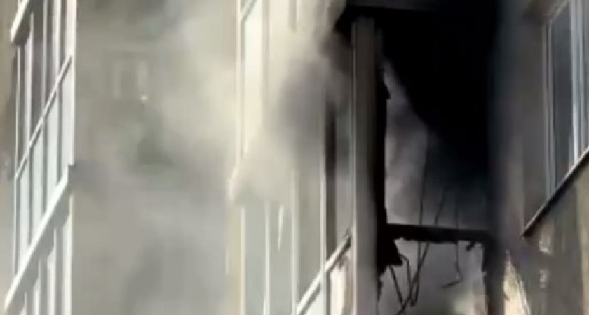 Экстренная эвакуация: в Калининграде горит квартира с ребенком внутри, видео с места происшествия