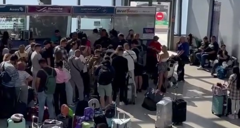 Как из-за одного рейса аэропорт Владивостока превратился в зал ожидания для сотен пассажиров. Кадры с места и подробности