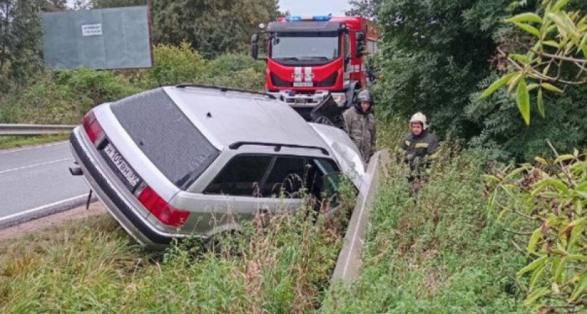 Влетел на скорости прямо в столб электропередач. Кадры и подробности с места ДТП под Зеленоградском
