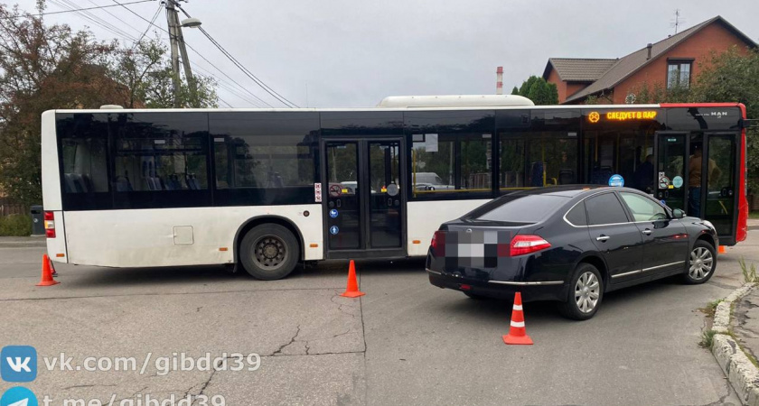 Влетел прямо в автобус: в Калининграде на Тульской случилось ДТП. Есть пострадавшие
