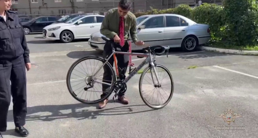 Калининградские воры никого не щадят: в сети появились кадры кражи велосипеда у гражданина Индии