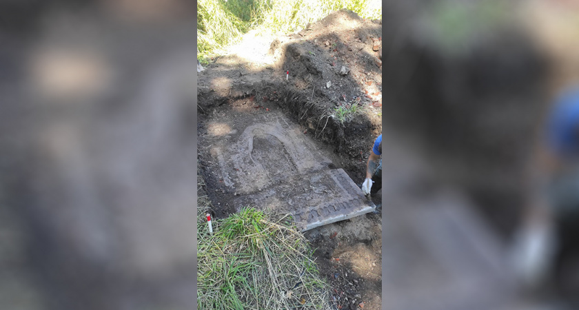 Следы прошлого. Эту необычную плиту XIV века удалось найти в руинах замка под Калининградом