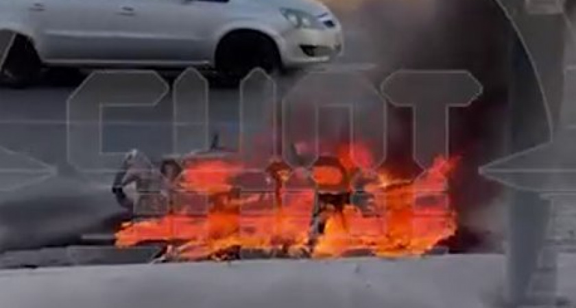 Огненный финиш: скутер сгорел дотла во время движения в Москве, видео с места инцидента