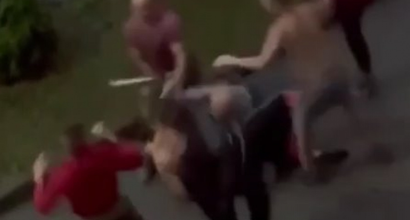 Парковочные страсти: как неправильно оставленный автомобиль спровоцировал массовую драку в Калининграде, видео с места происшествия